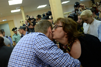 Кира Ярмыш: Силовики не выпускали мать Навального из кабинета, запрещая с кем либо общаться